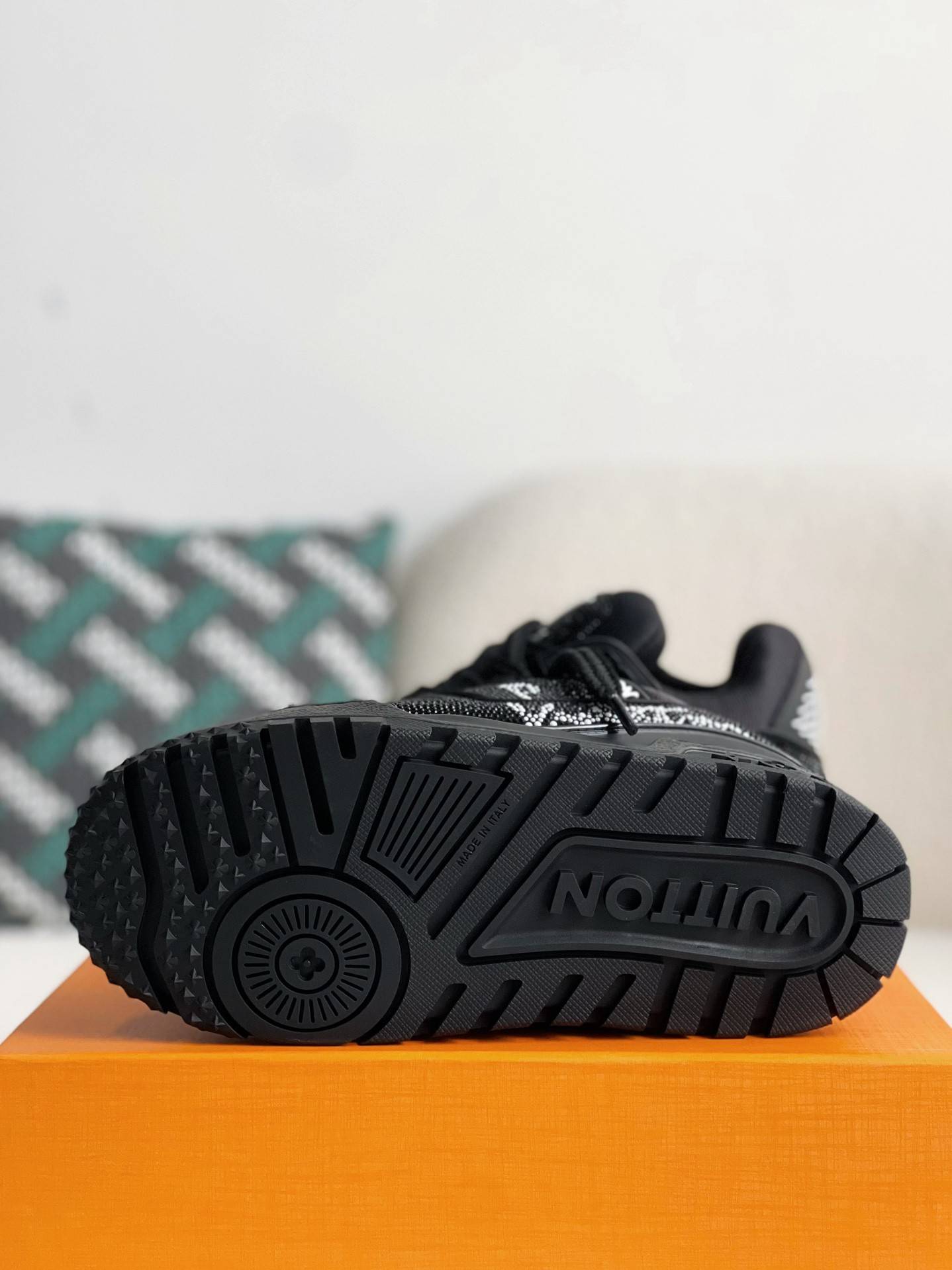 L*V TRAINER Sneakers