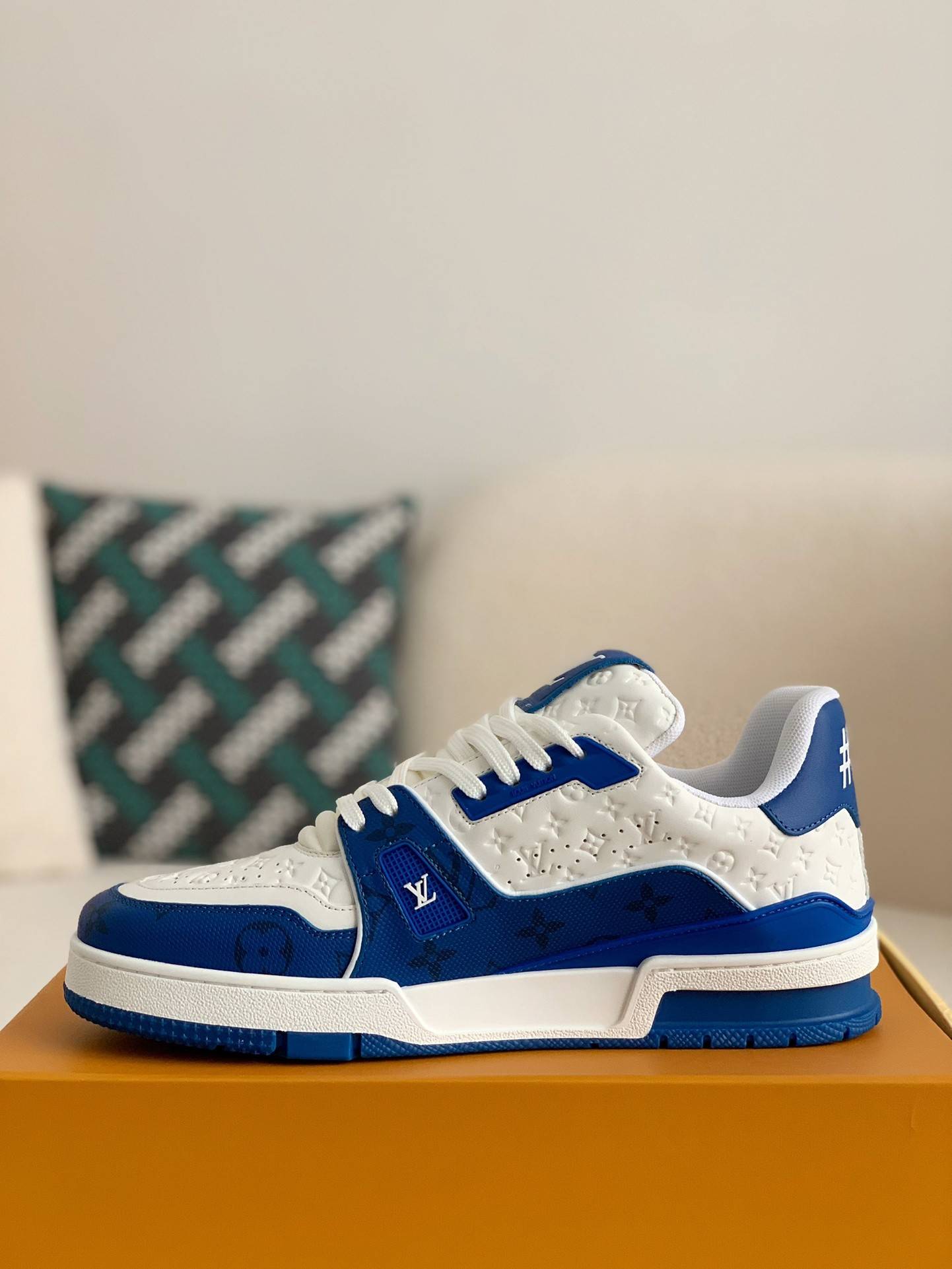 L*V TRAINER Sneakers