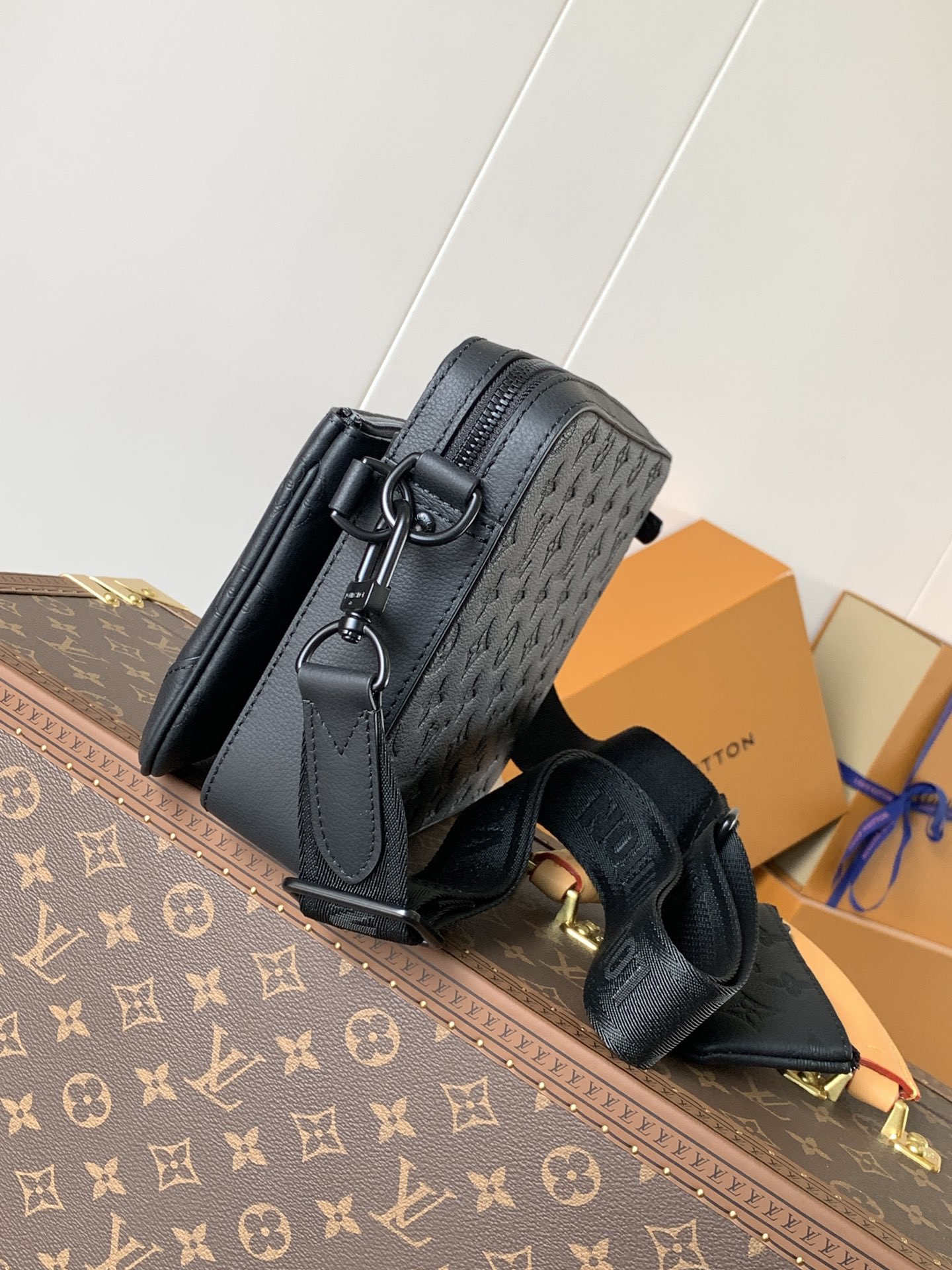 LV Discovery Monogram Shadow M46602