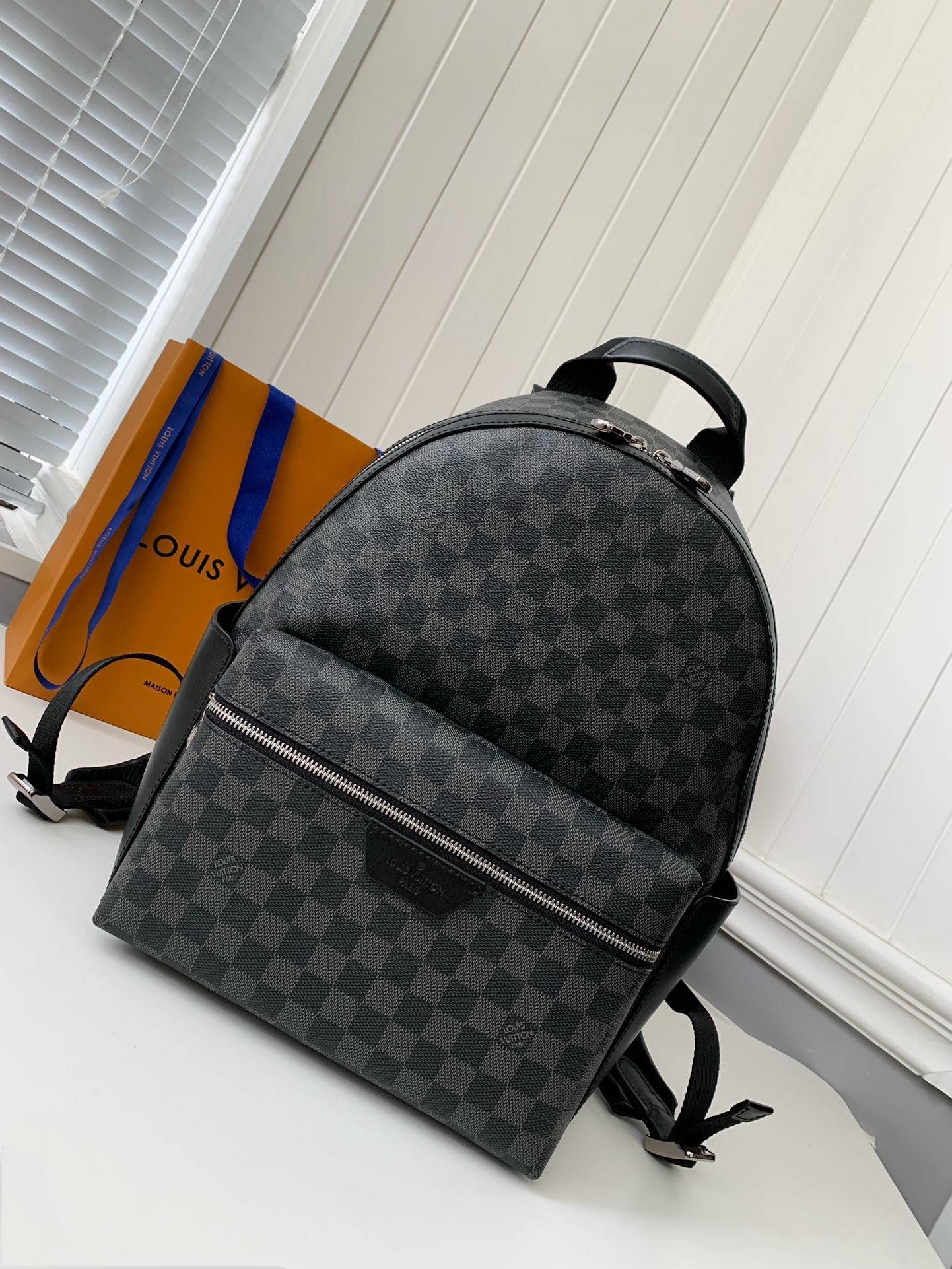 L*V 24s New DISCOVERY Small Black Checker Backpack N40514, Top Quality Size: 29 * 38 * 20c