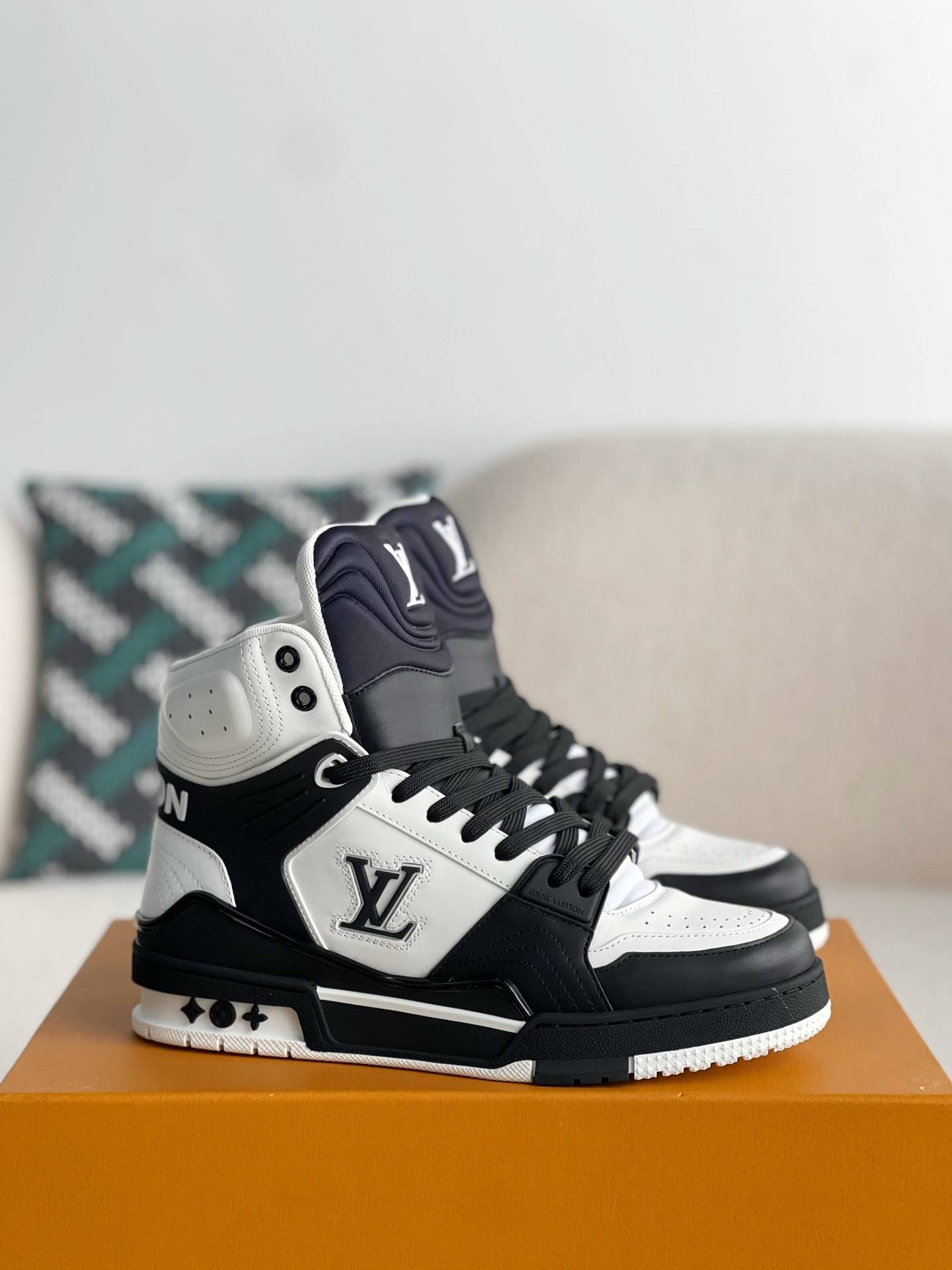 L*V TRAINER SNEAKERS