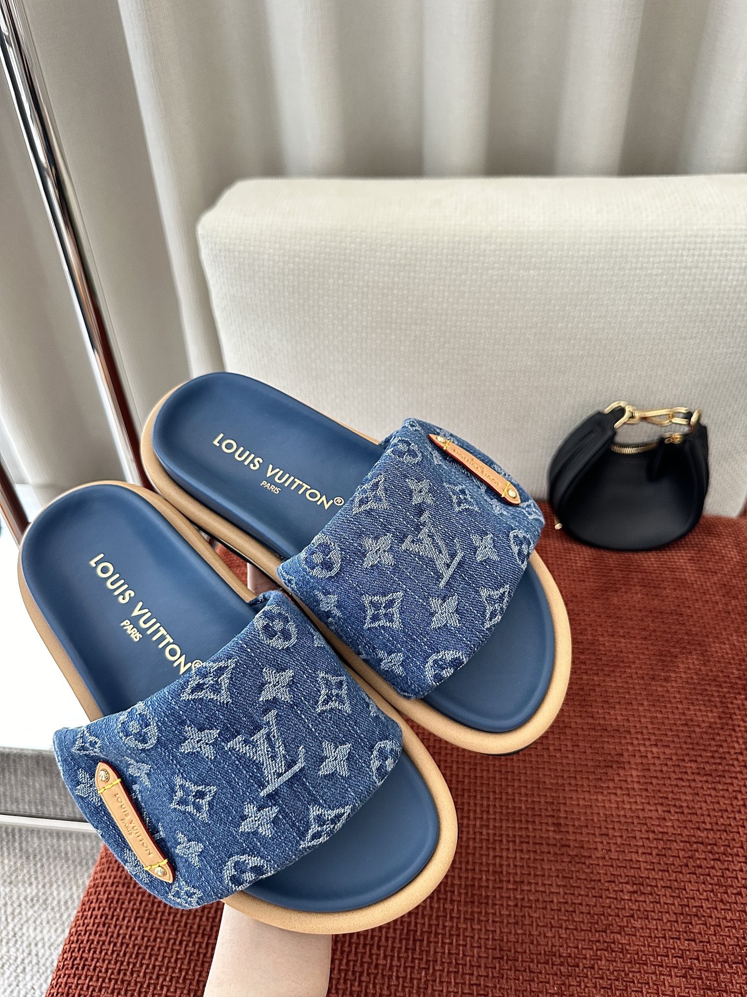 L*V Pool Pillow Flat Comfort