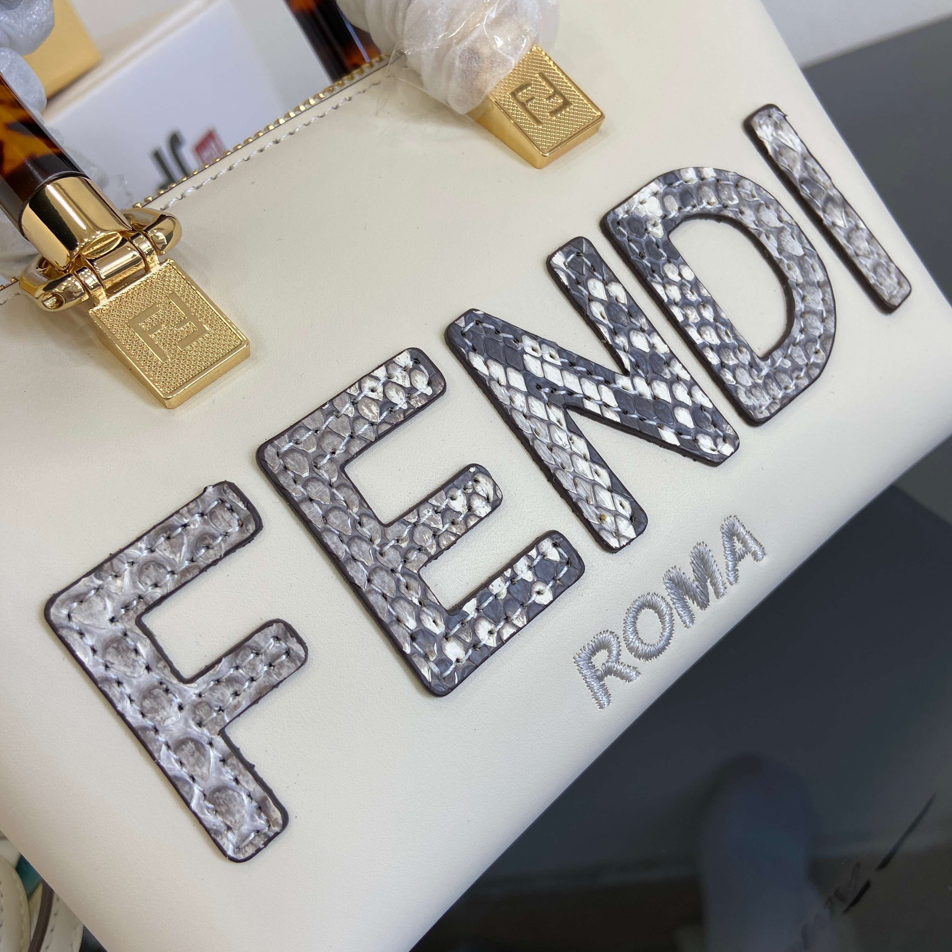 Fend •Mini ByThe Way mini bag, calfskin model: 8067 Size: 17×8×9cm