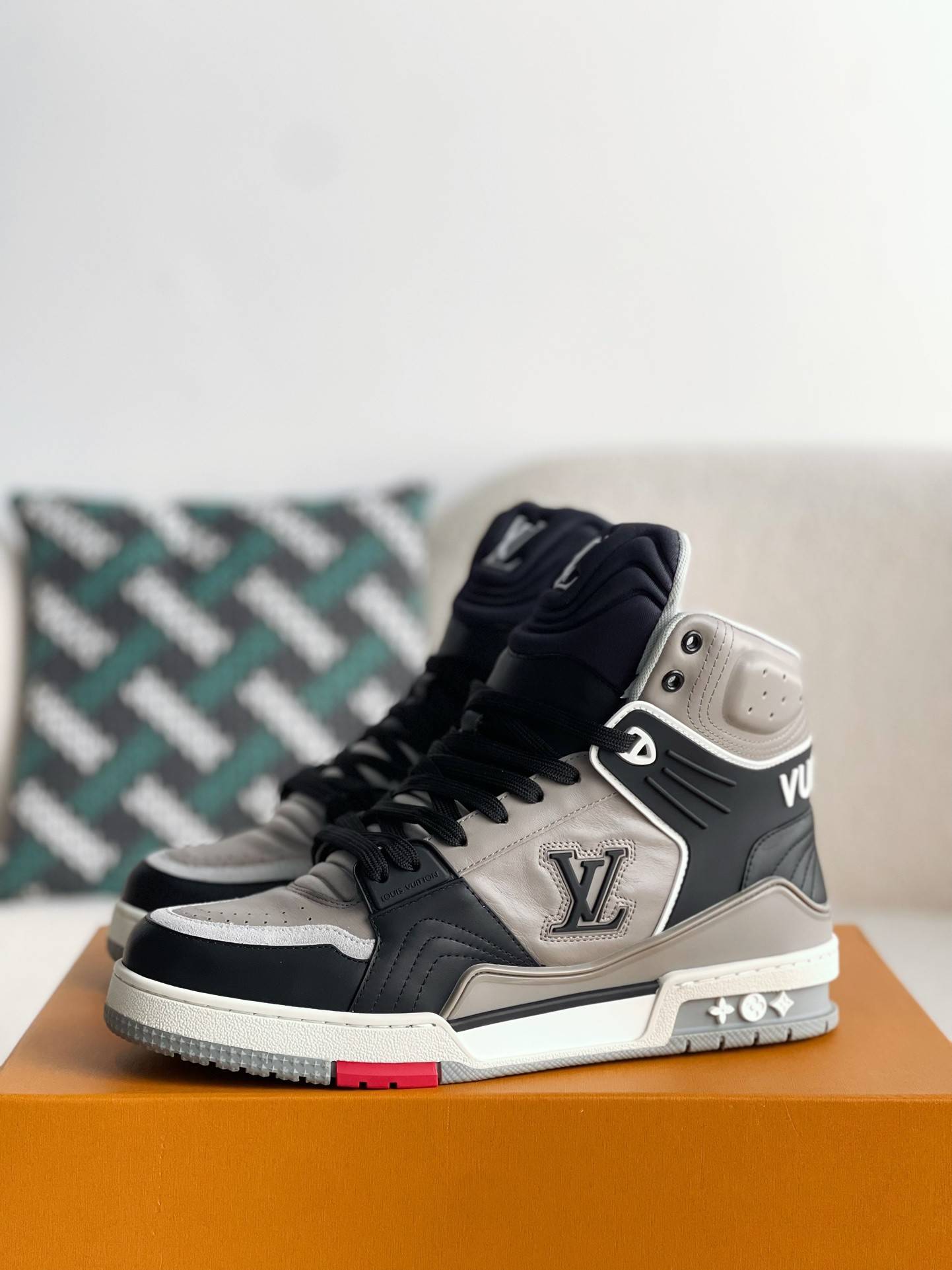 L*V TRAINER SNEAKERS