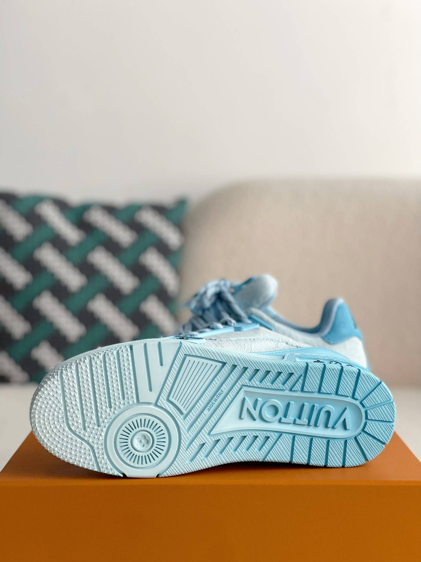 L*V TRAINER SNEAKERS