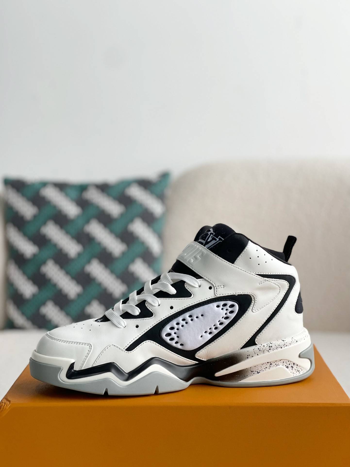 L*V Trainer Adjustable Mode Paste Sports Casual Shoes