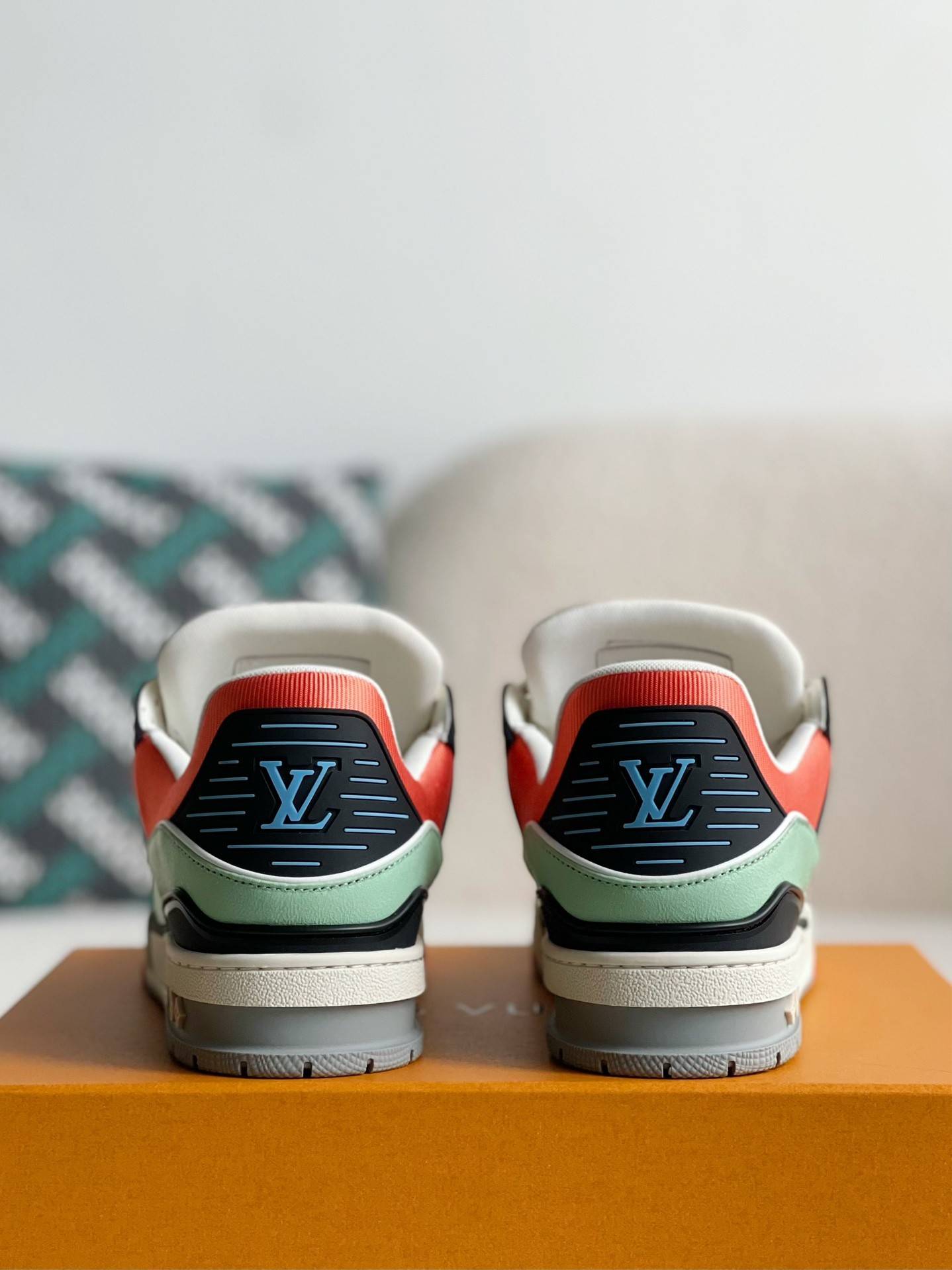 L*V TRAINER Sneakers