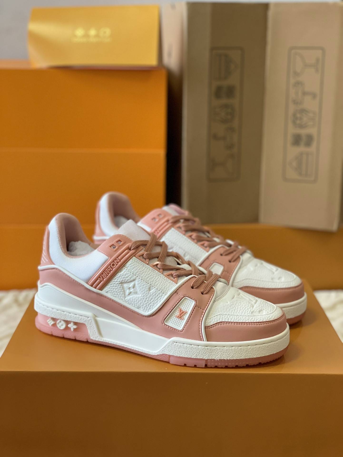 L*V TRAINER 1A8KB8 Sneakers