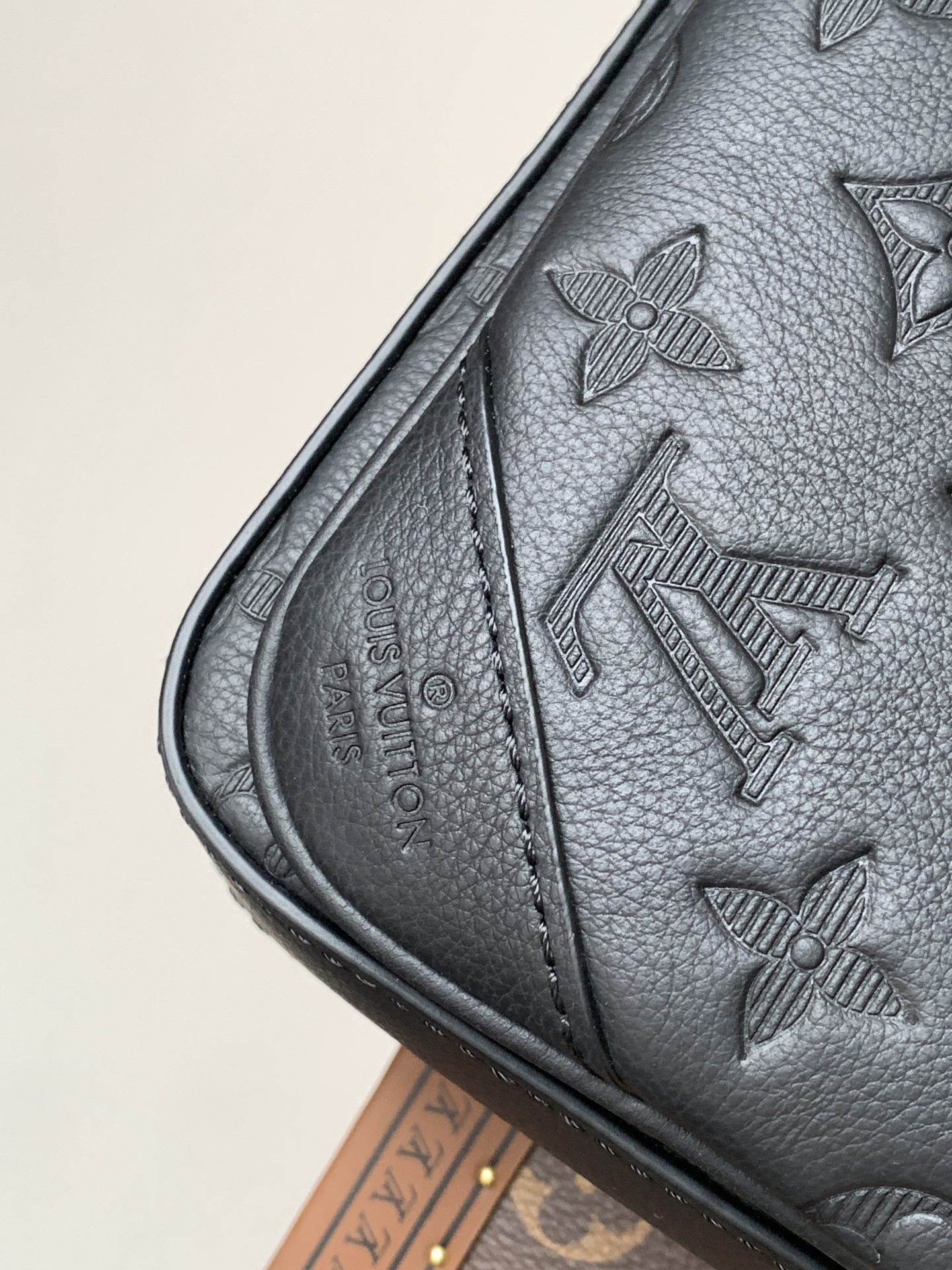 LV Discovery Monogram Shadow M46602
