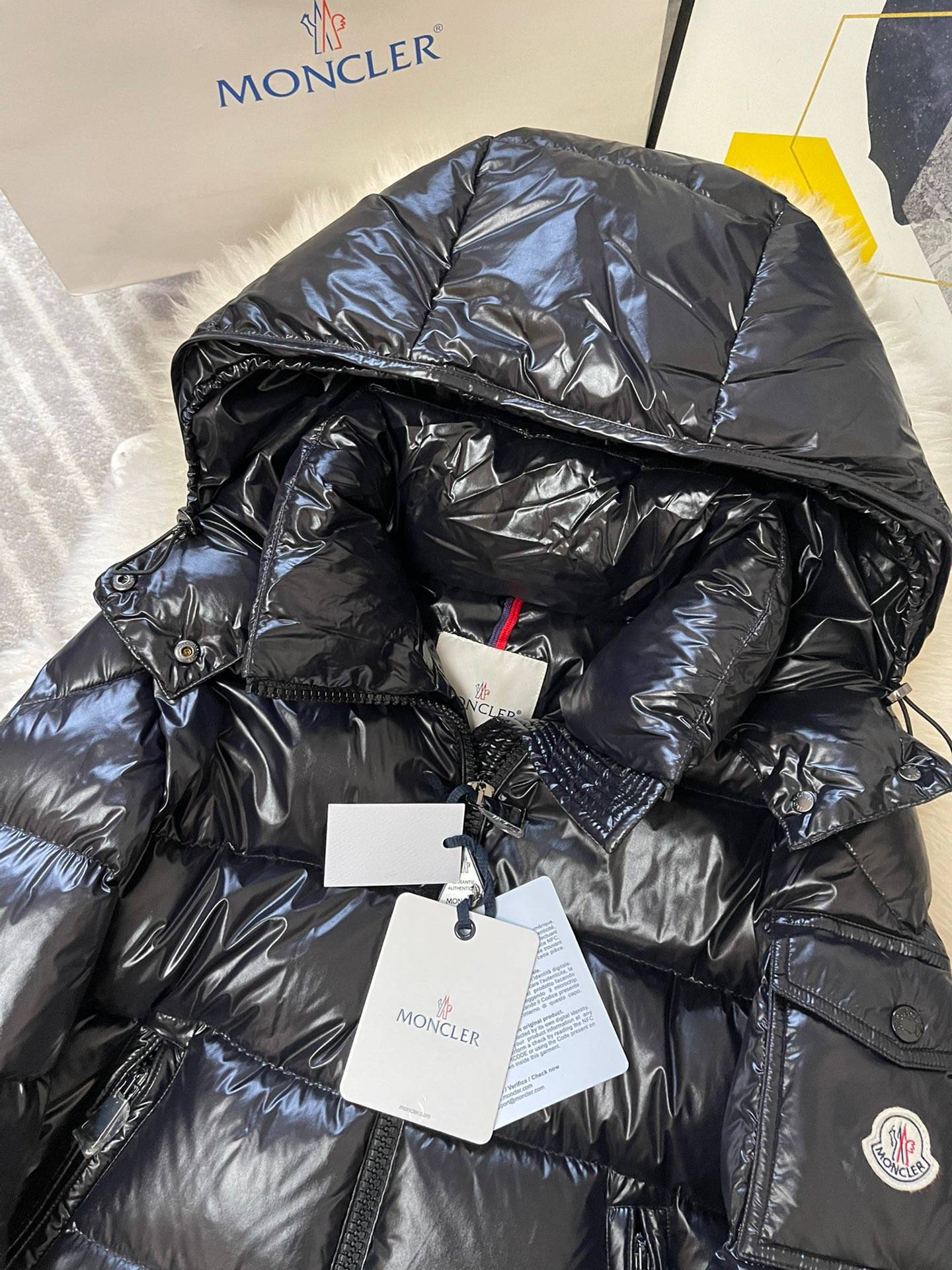 Moncler Men’s and woman’s Jacket (The chip can be scanned)