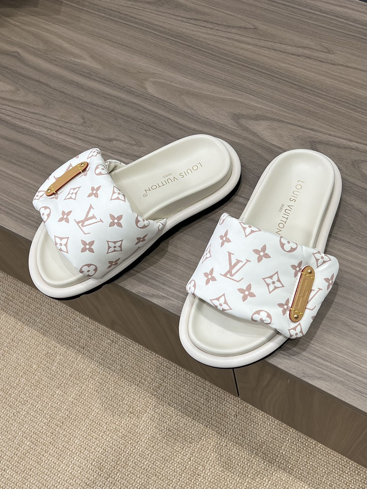 L*V Pool Pillow Flat Comfort