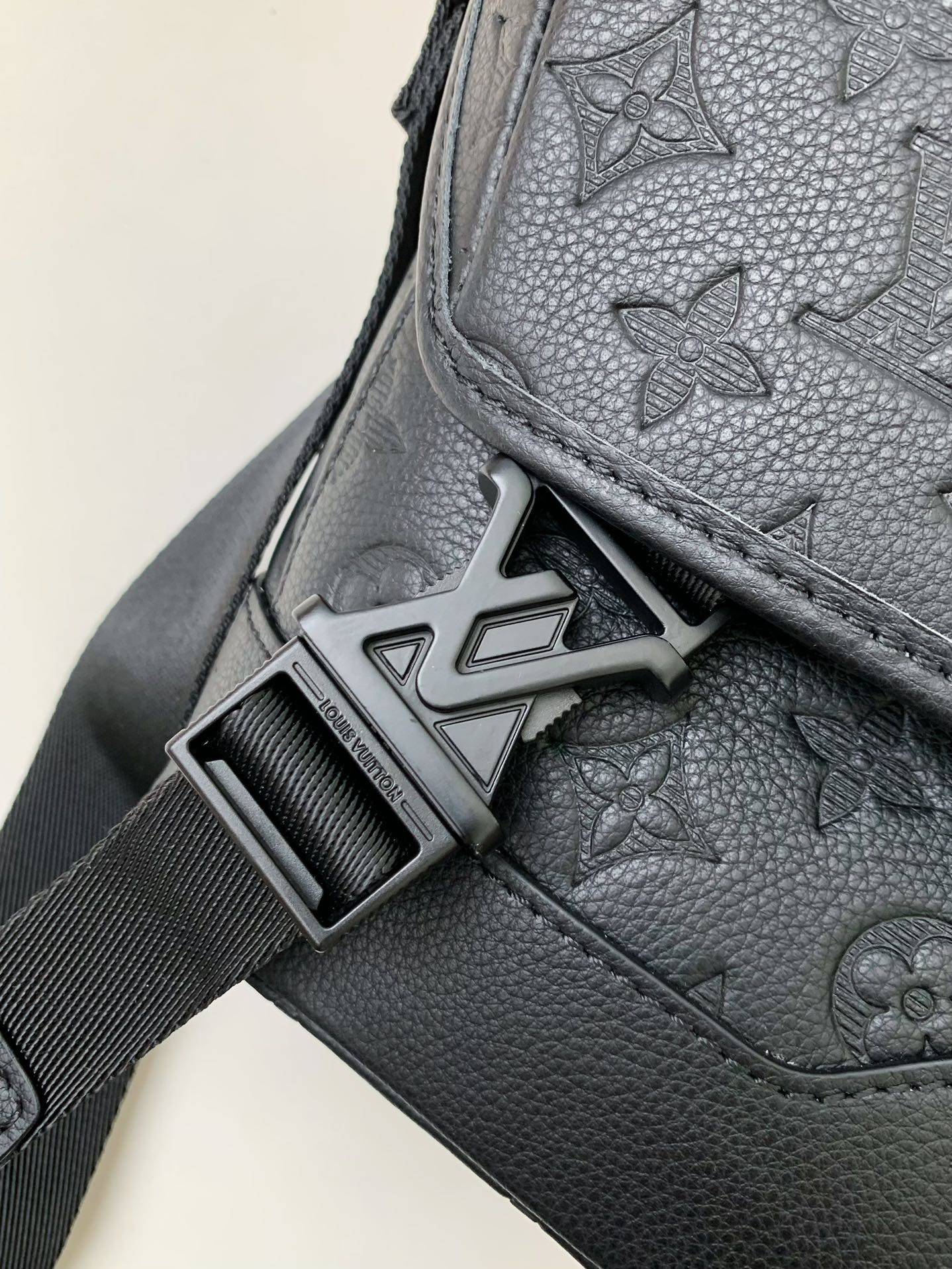 New L*V VOYAGER small men