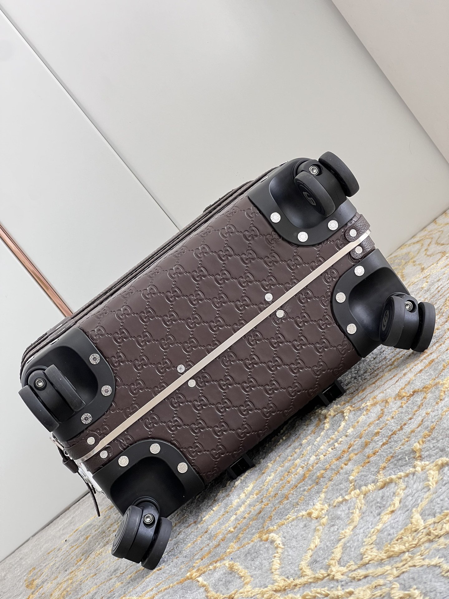G*u*i suitcase/trolley case f906 retro size 20 inches