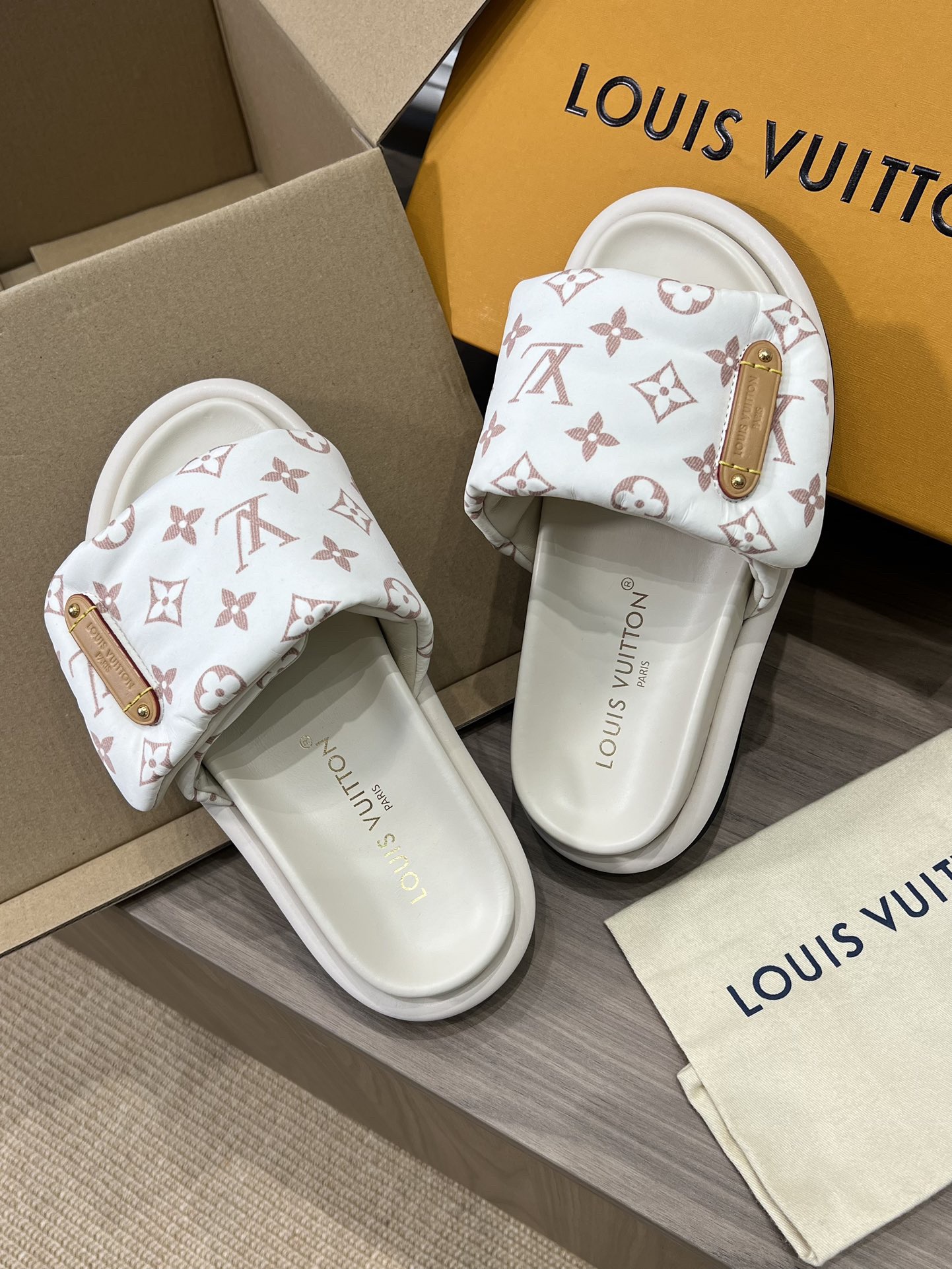 L*V Pool Pillow Flat Comfort