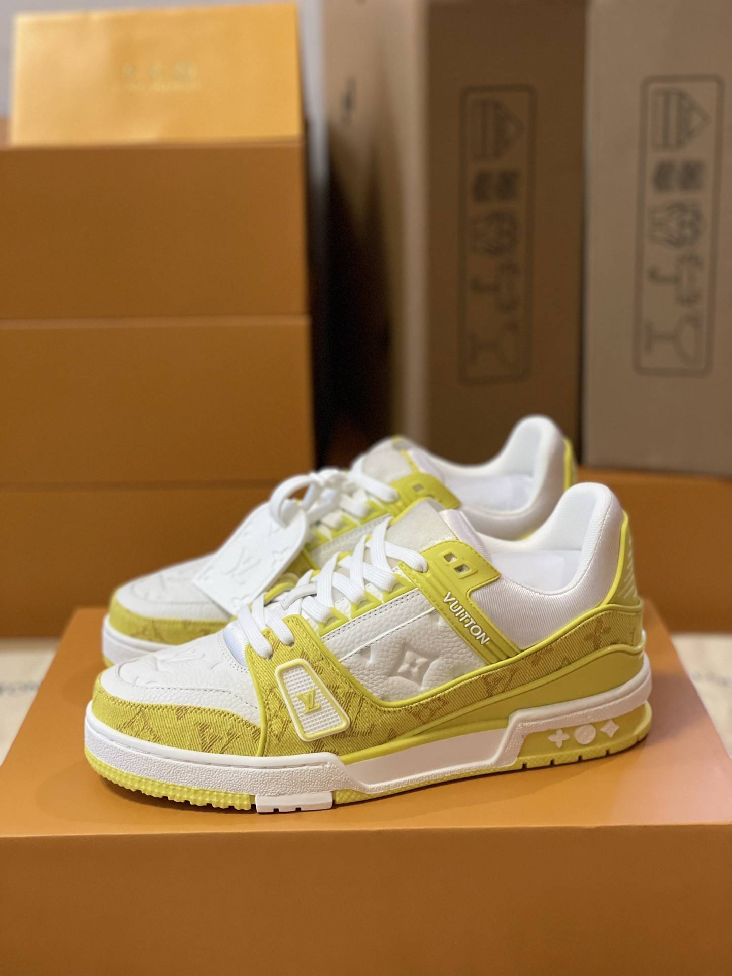 L*V TRAINER 1A8FN8 Sneakers