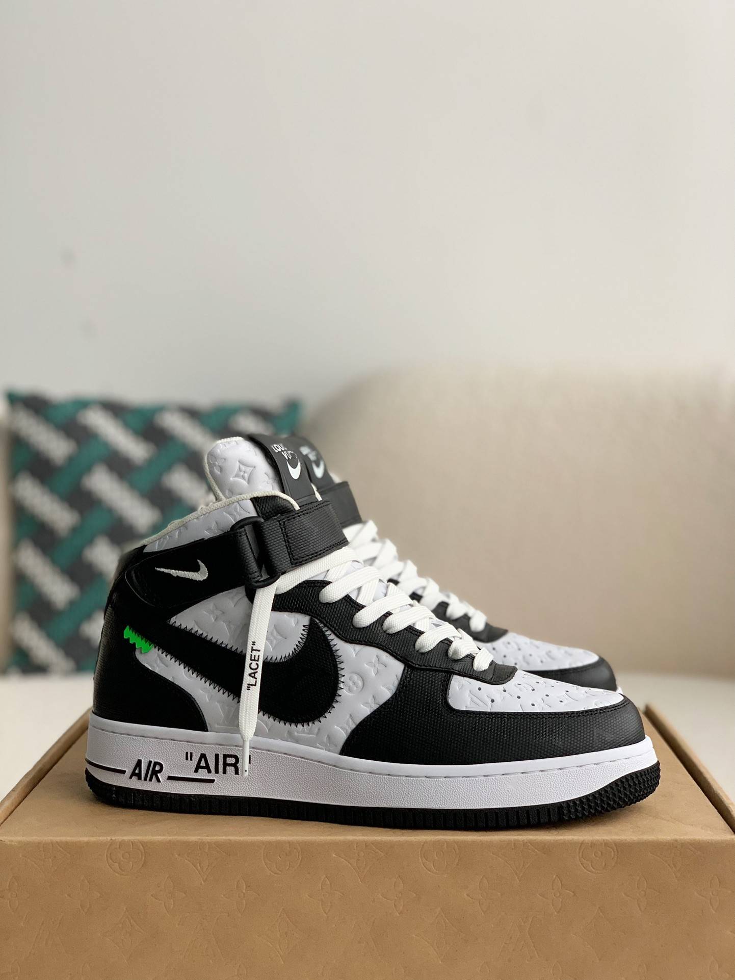 L*V SNEAKERS