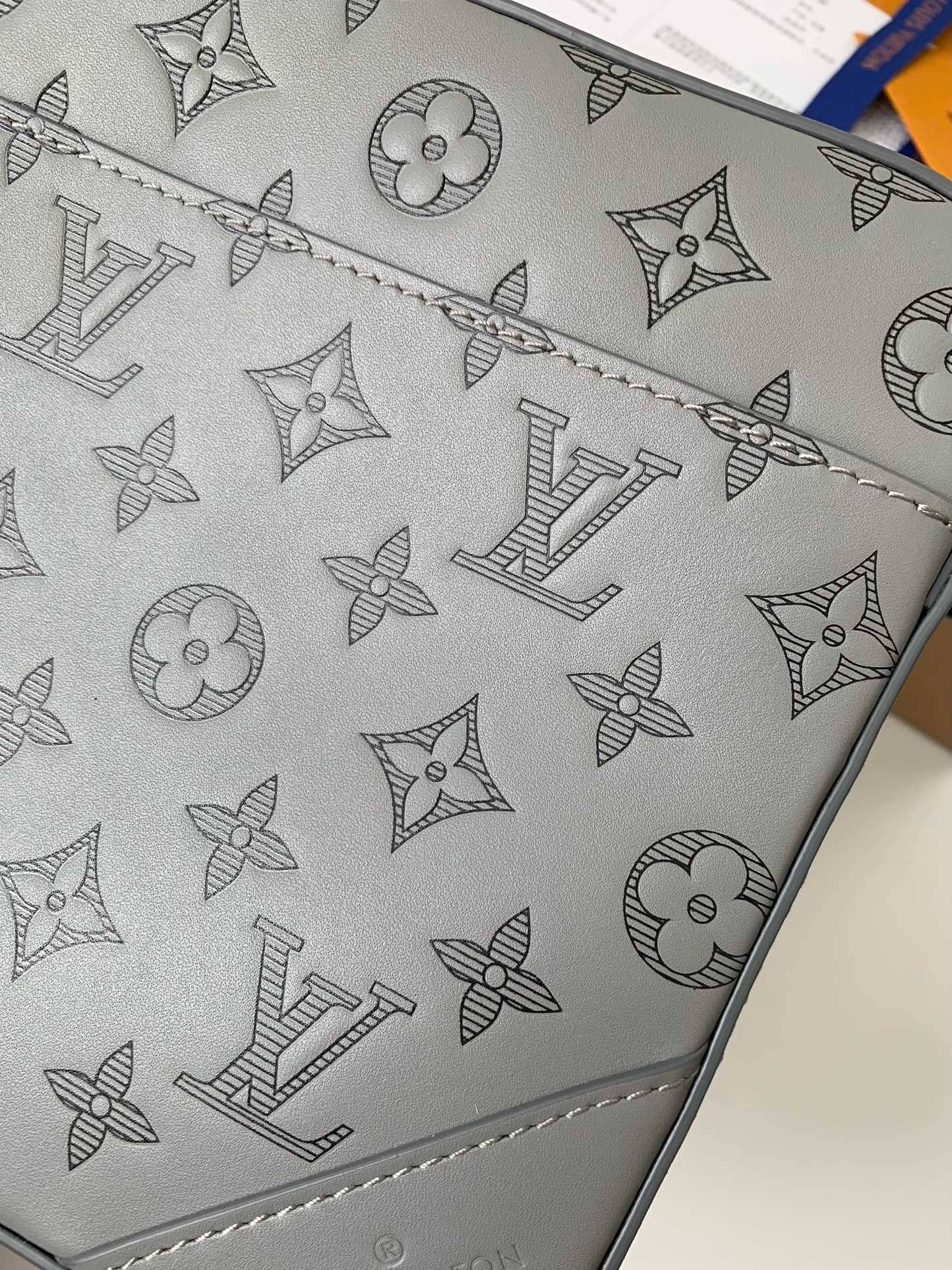 L*V DUO messenger bag M46104 SIZE：26*18.5*5cm