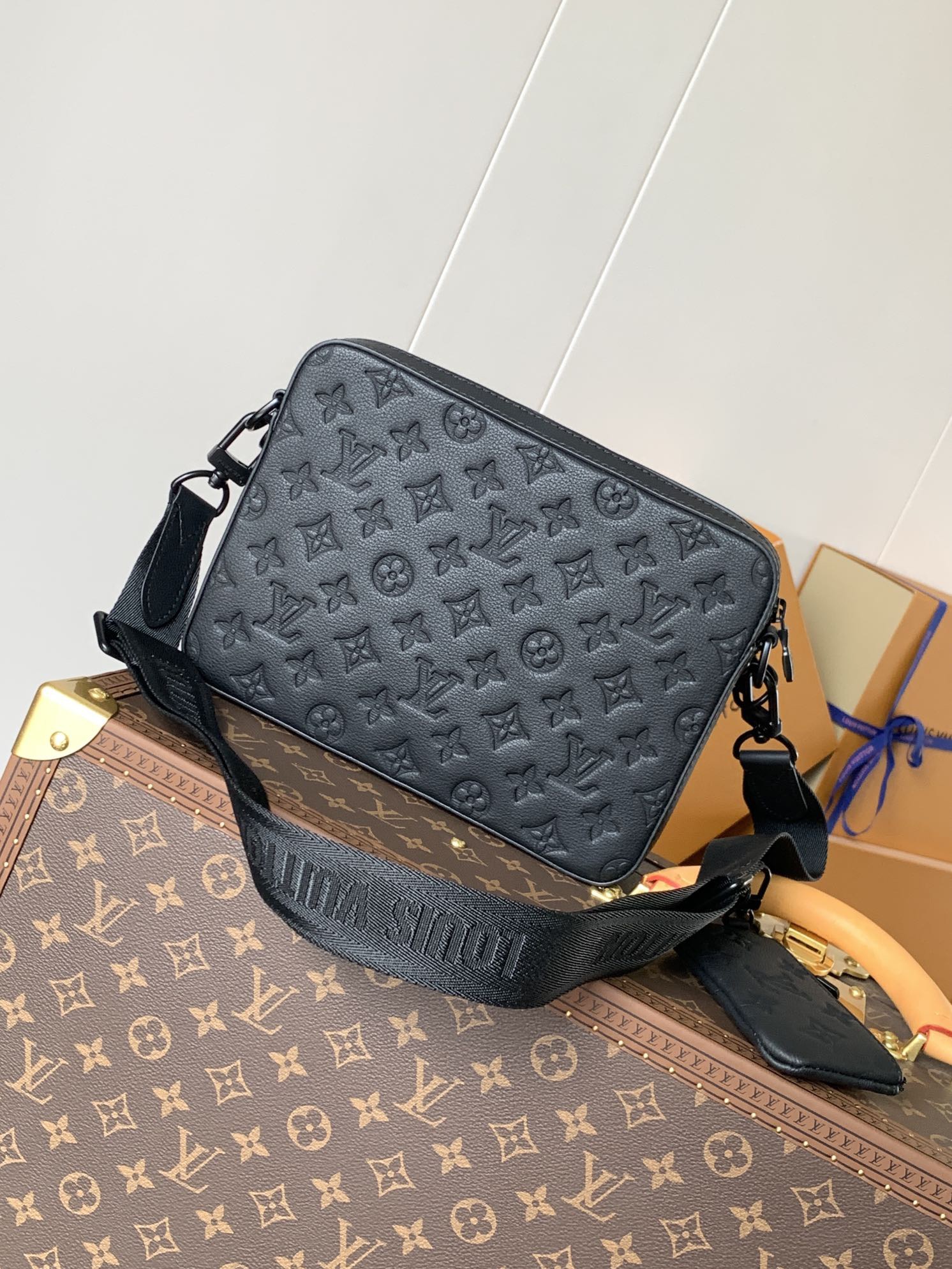 LV Discovery Monogram Shadow M46602