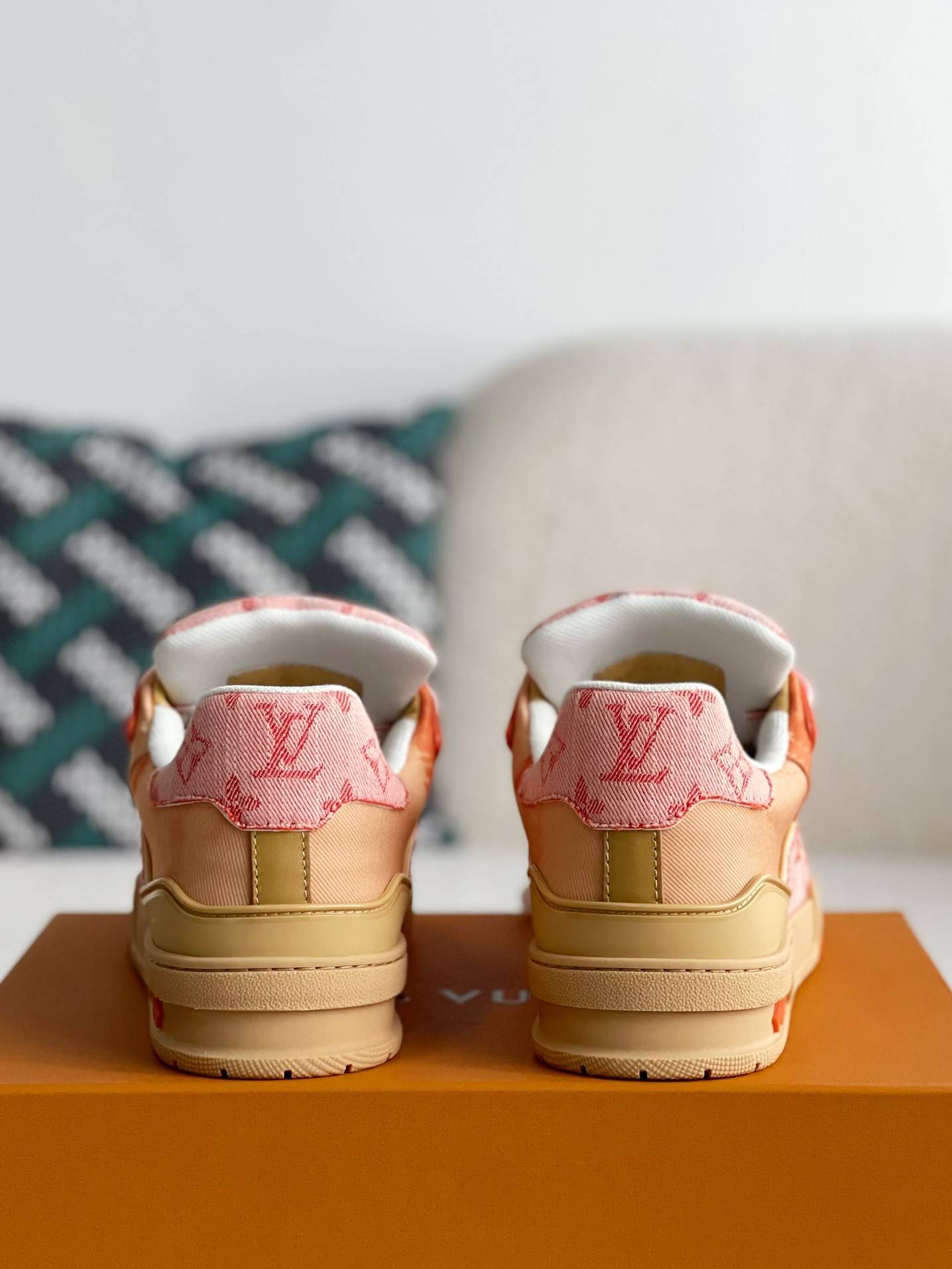 L*V TRAINER SNEAKERS