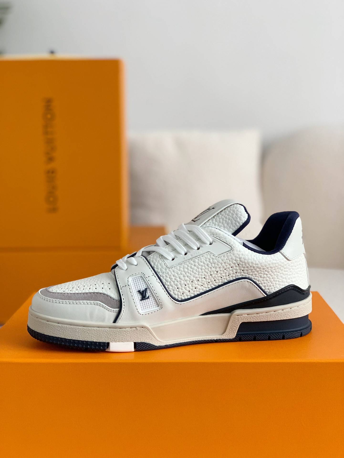 L*V TRAINER Sneakers