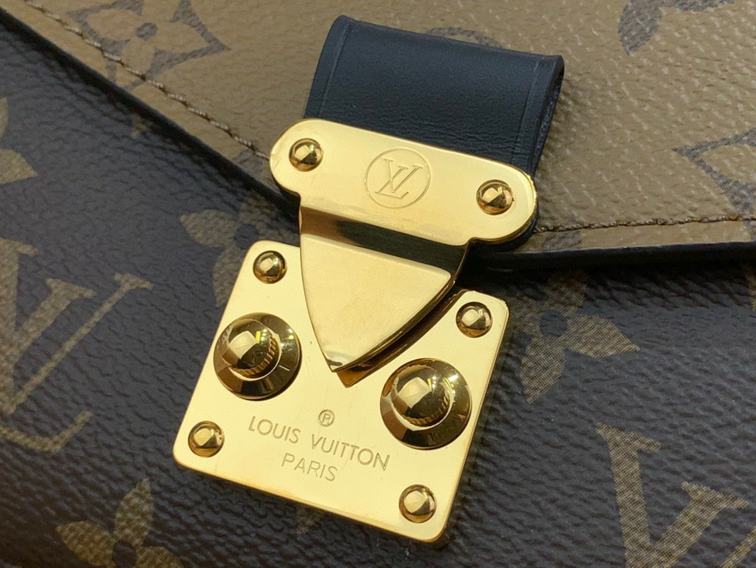 Louis Vuitton Pochette Métis East West Bag