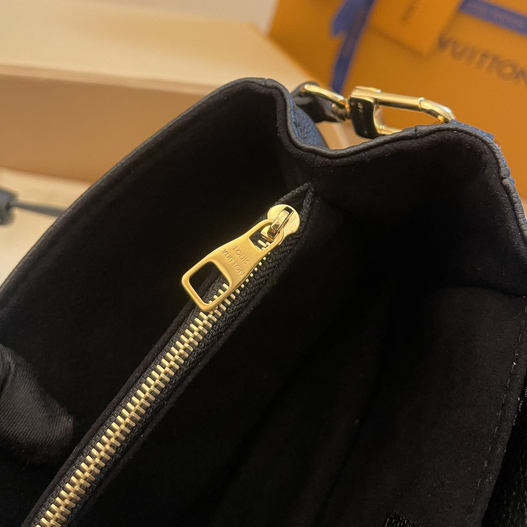 Louis Vuitton Pochette Métis East West Bag