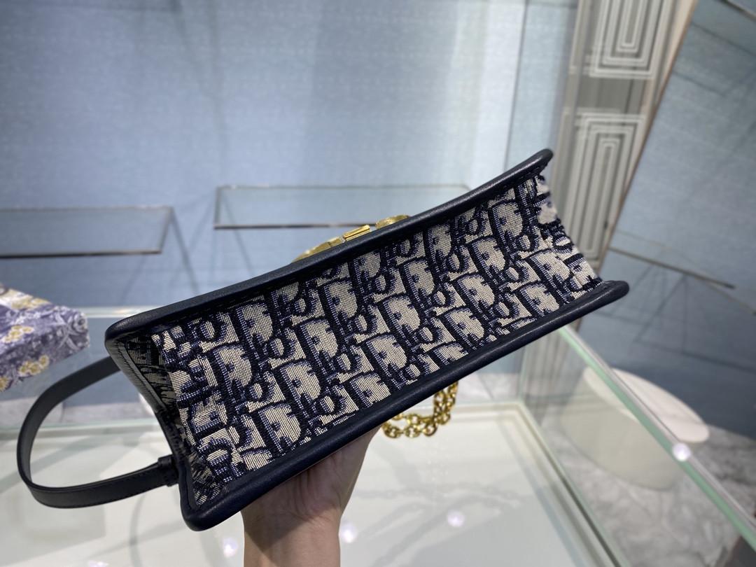 30 Montaigne Chain Bag