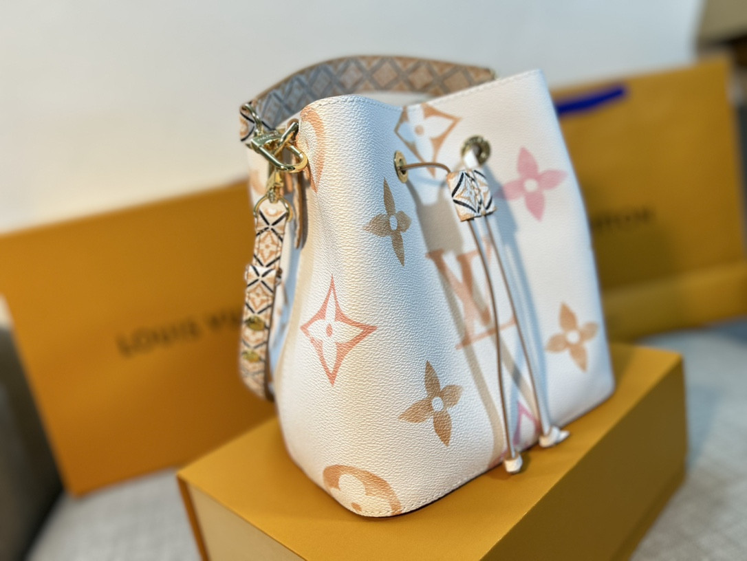 Louis Vuitton Néonoé Bag