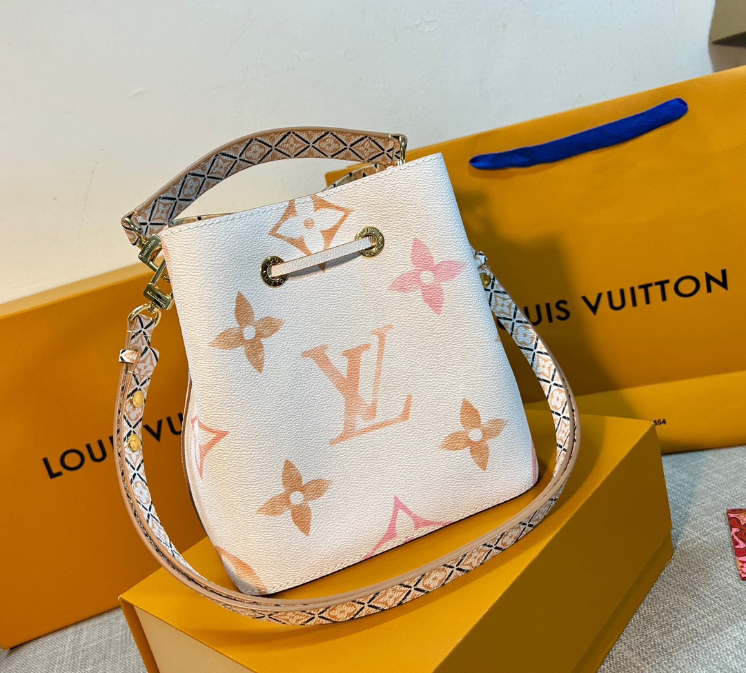 Louis Vuitton Néonoé Bag