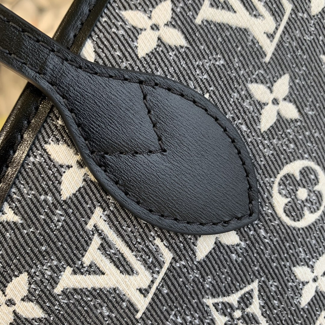 Louis Vuitton Neverfull Bag