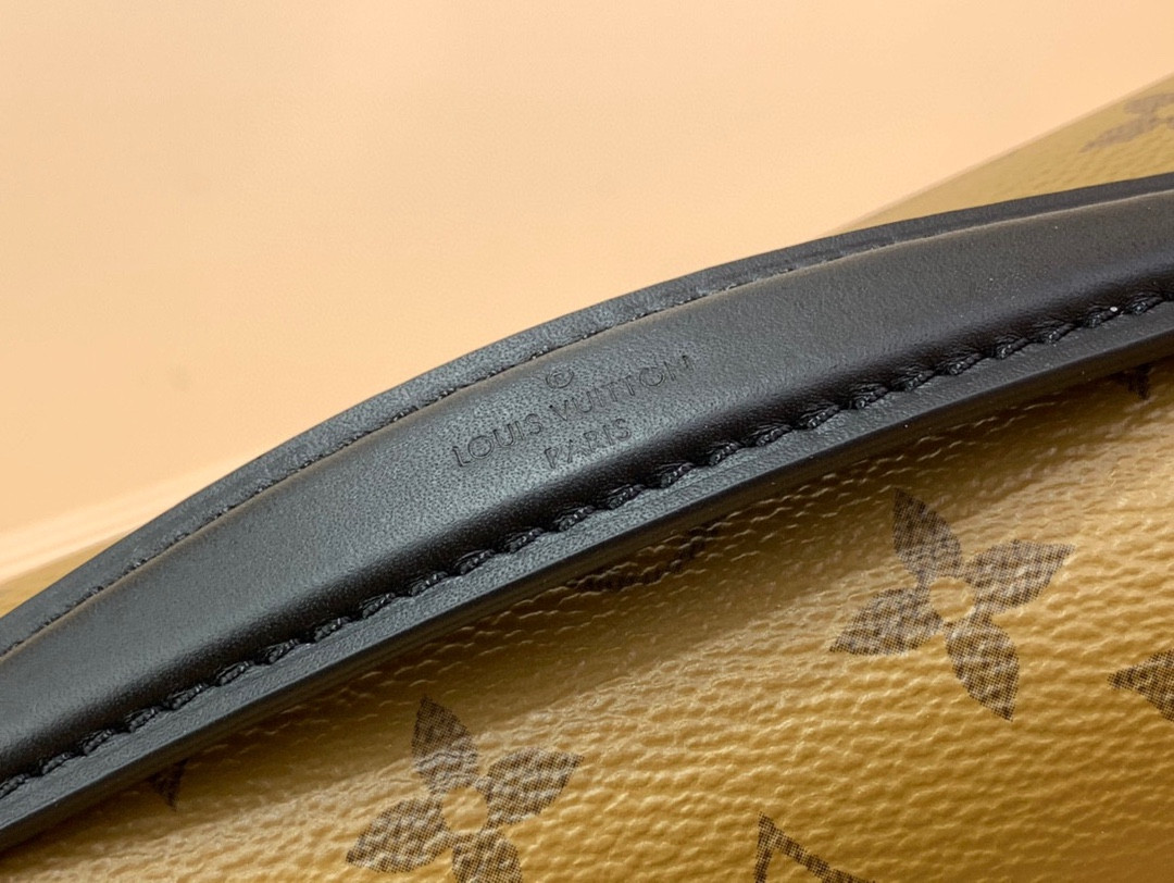 Louis Vuitton Pochette Métis East West Bag