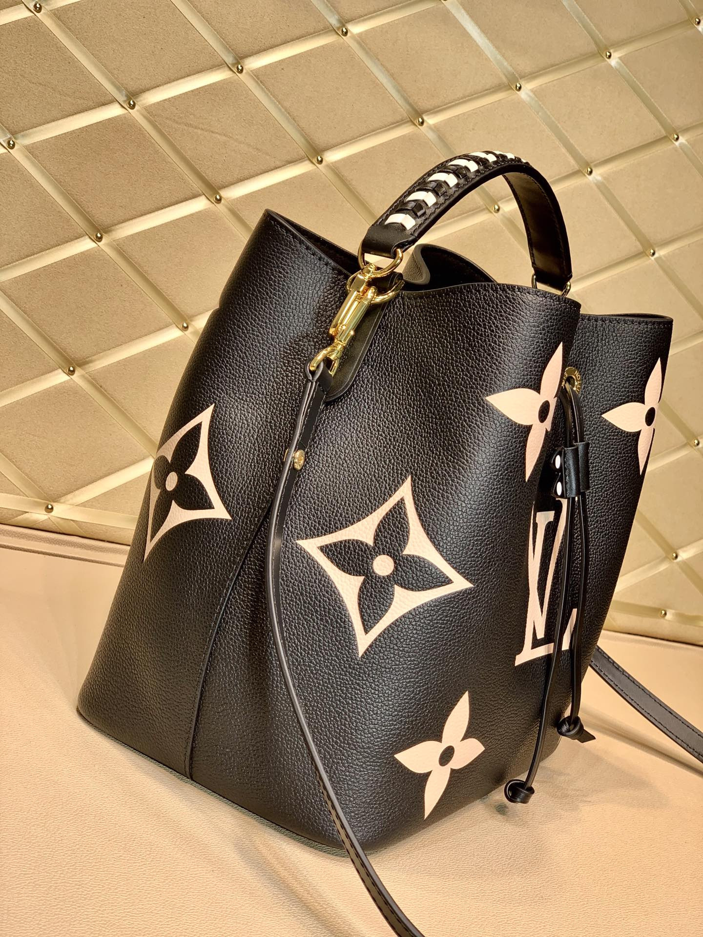 Louis Vuitton Néonoé Bag