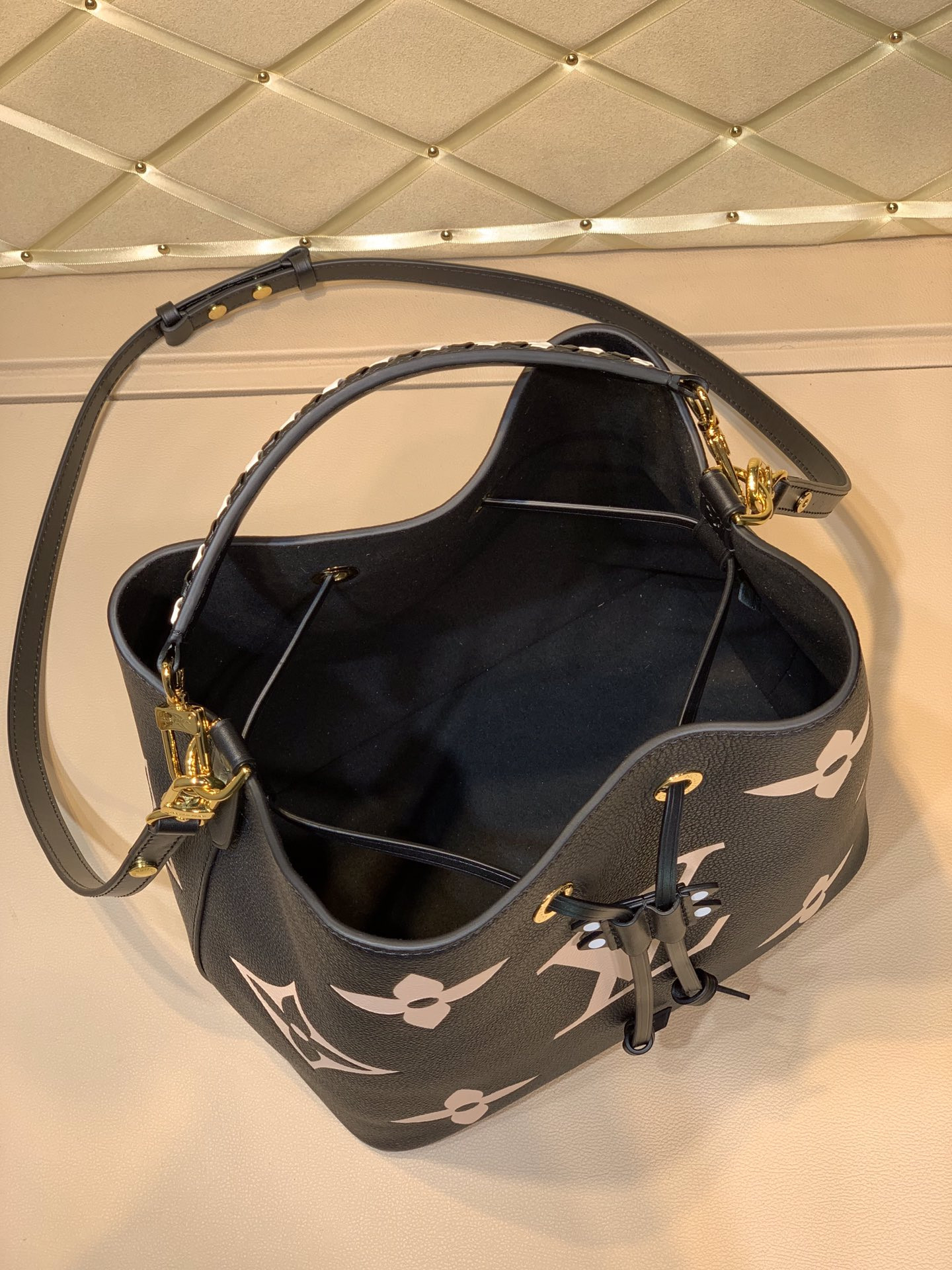 Louis Vuitton Néonoé Bag