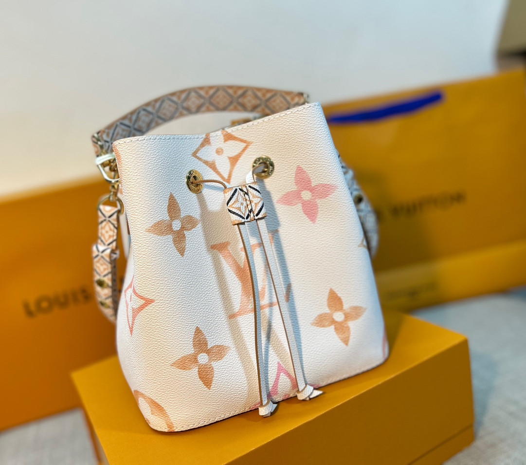 Louis Vuitton Néonoé Bag