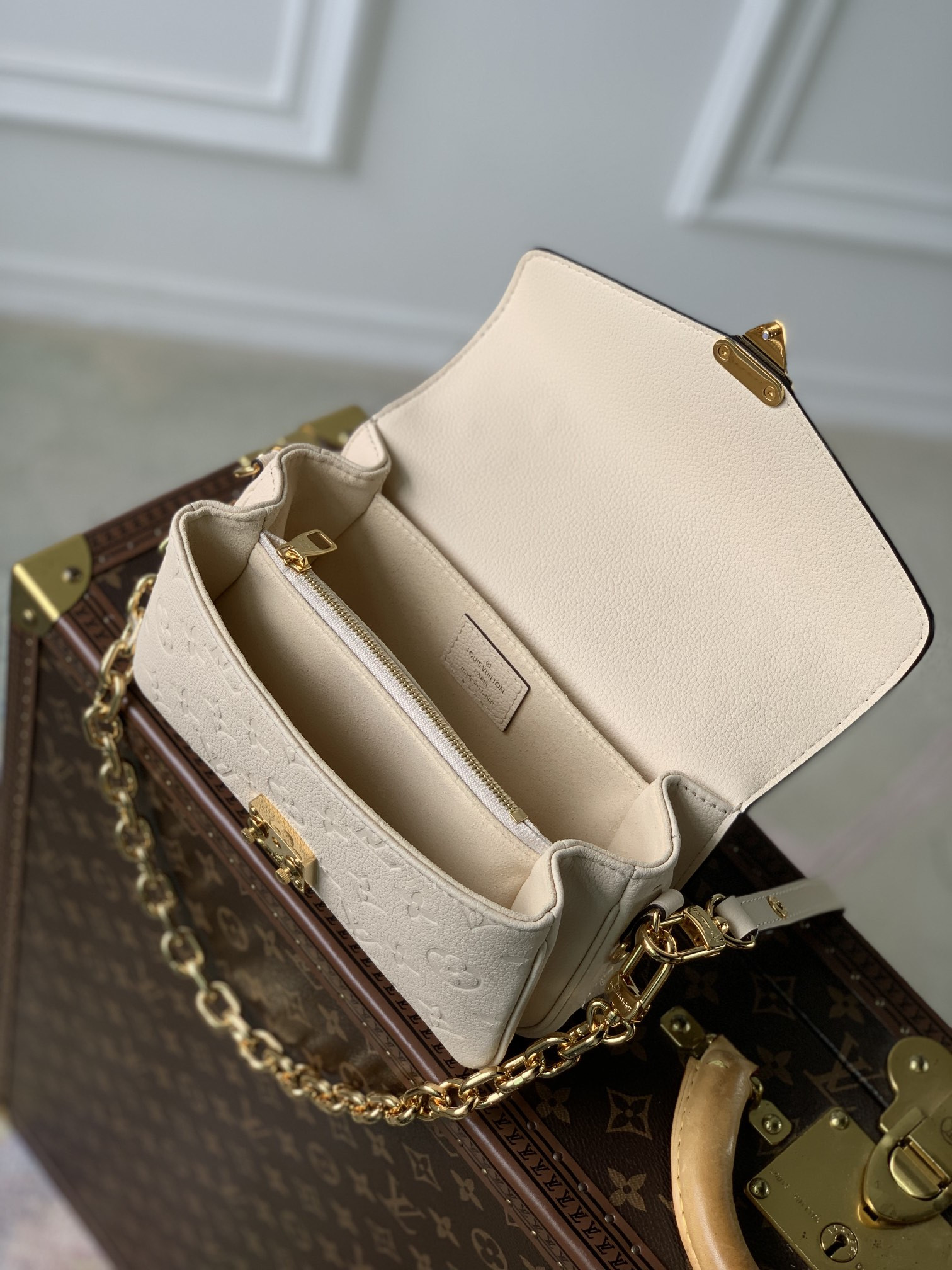 Louis Vuitton Pochette Métis East West Bag