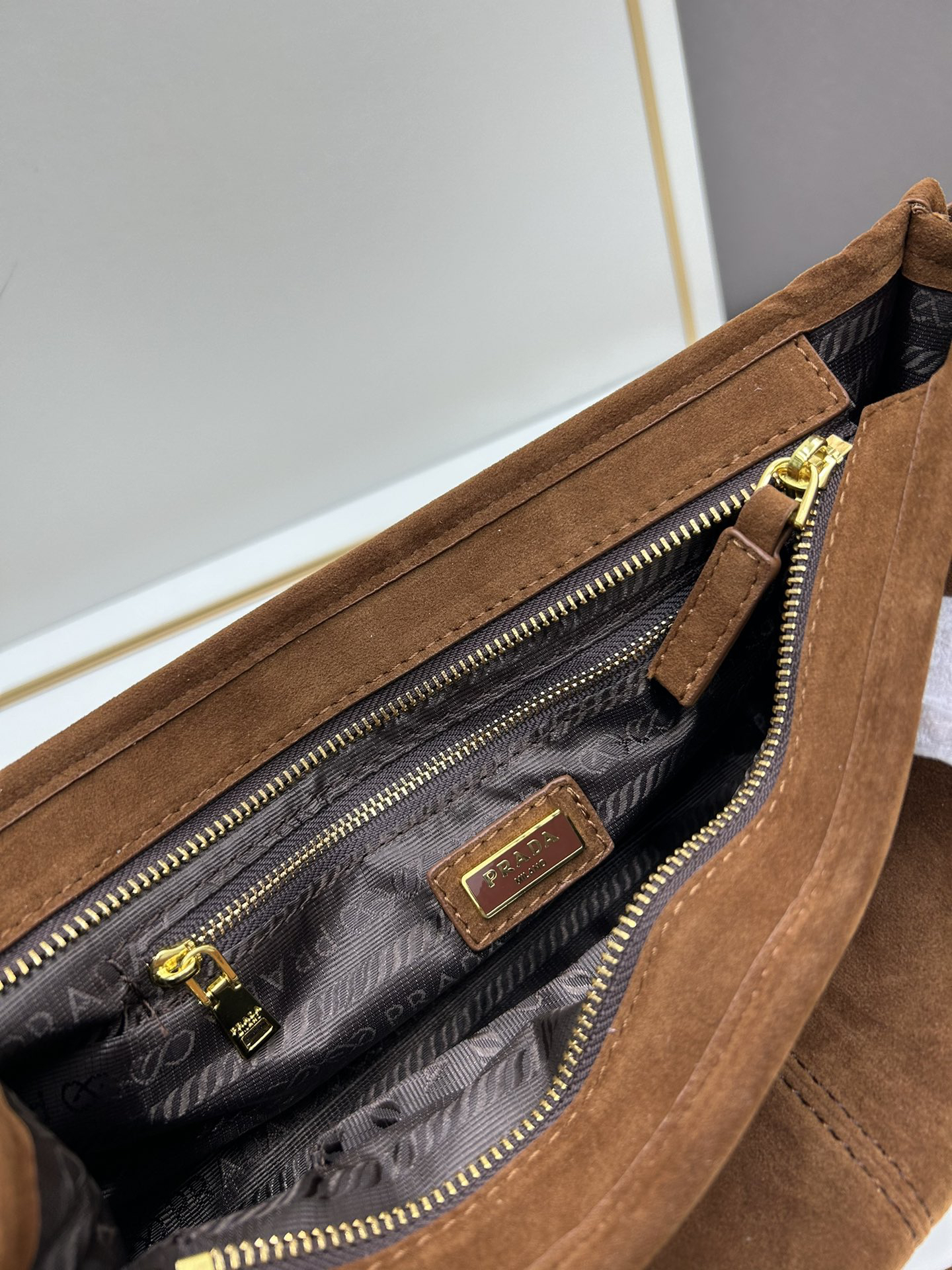 Prada matte size 32x15x11, style number 2452 [ADA new product] retro style, black waxed leather, the new favorite handbag!