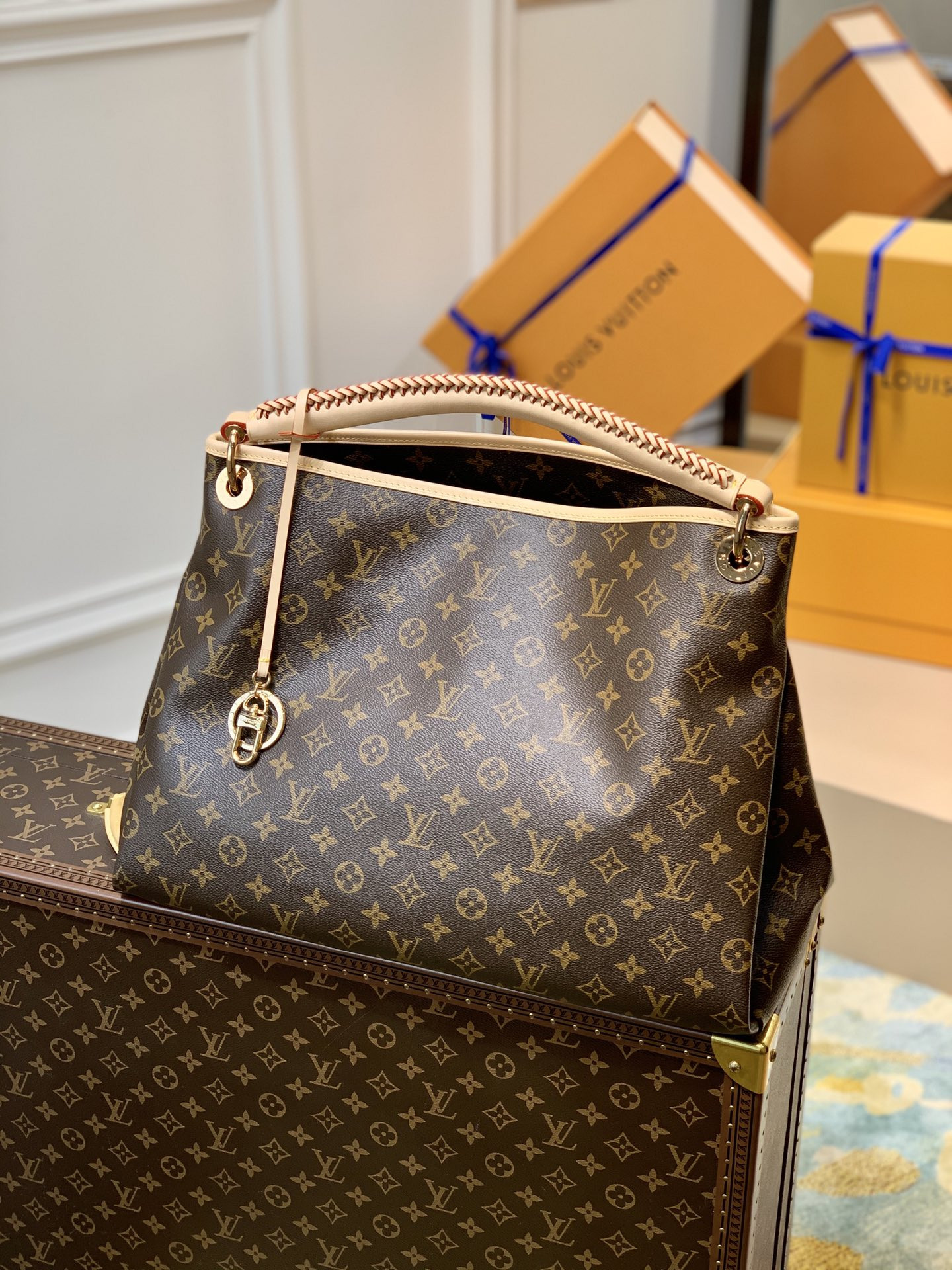 Louis Vuitton Artsy Bag