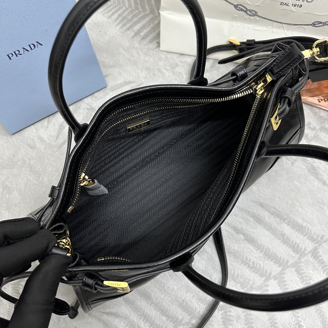 Pr*a Bonnie medium leather handbag