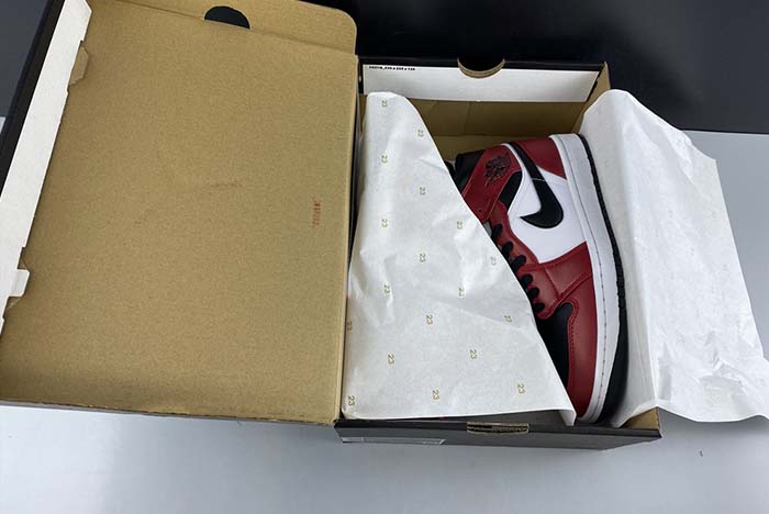 AIR JORDAN 1 MID “CHICAGO BLACK TOE” 554724-069