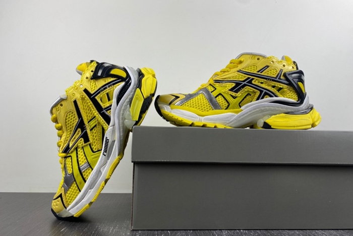 7.0 Balenciaga 677402-W2RD3-0510