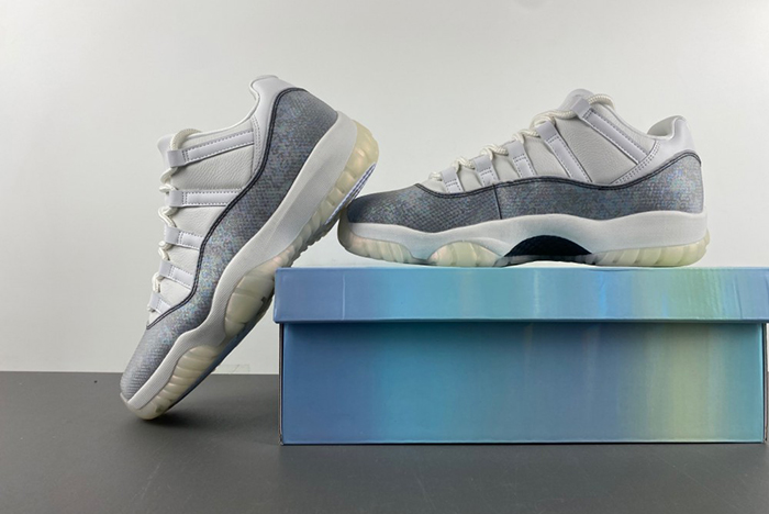Air Jordan 11 Low 2025 HQ7000-001
