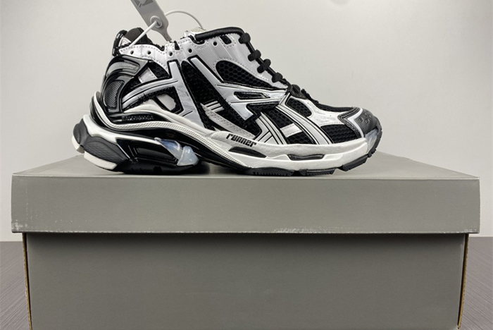7.0 BALENCIAGA -Runner  BLACK