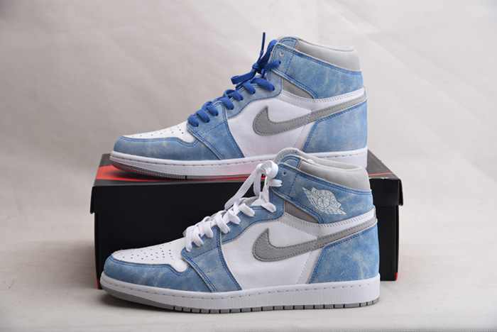 Air Jordan 1 High OG “Hyper Royal” 555088-402