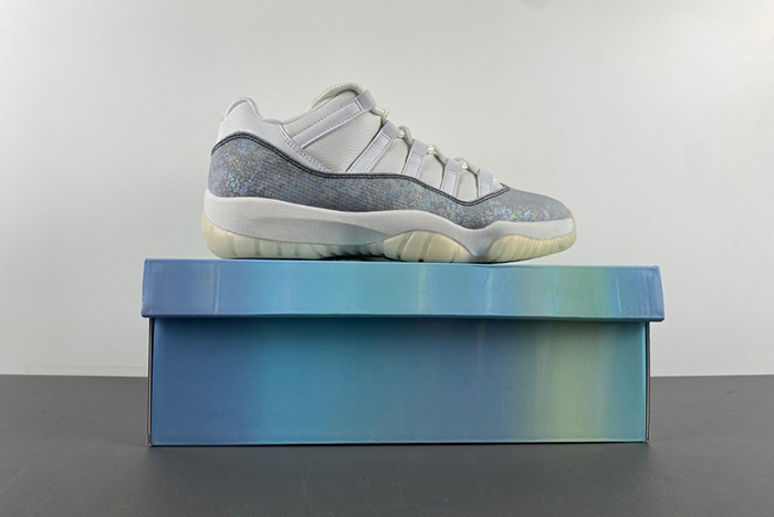 Air Jordan 11 Low 2025 HQ7000-001