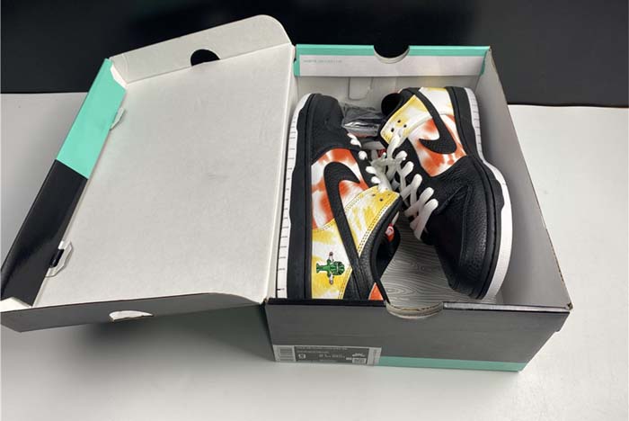Nike SB Dunk Low“Raygun” BQ6832-001