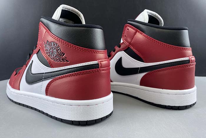 AIR JORDAN 1 MID “CHICAGO BLACK TOE” 554724-069