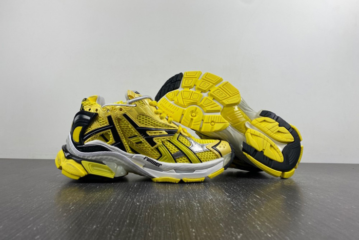 7.0 Balenciaga 677402-W2RD3-0510