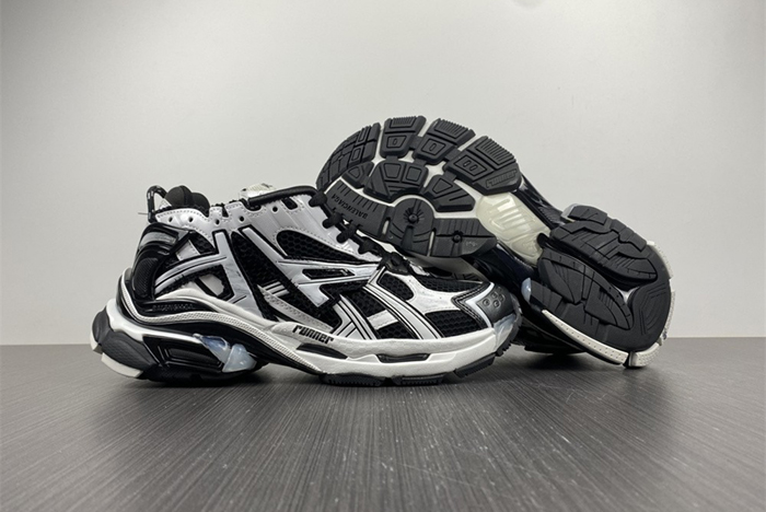 7.0 BALENCIAGA -Runner  BLACK