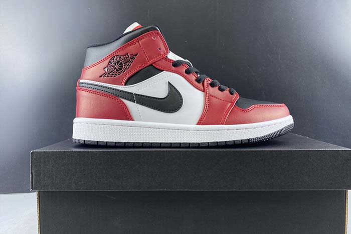 AIR JORDAN 1 MID “CHICAGO BLACK TOE” 554724-069