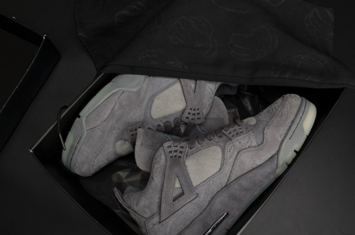 KAWS x Air Jordan 4 
